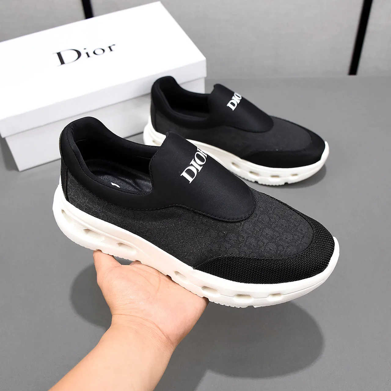 PP420🍒🍒🍒Dior's new 🆕low-cut casual sneakers, made of breathable mesh, with brand signature details on the shoe collar to enhance style. Fashionable and versatile, it can complement any look. With a sophisticated design that is both dynamic and modern, this new must-have shoe adds a new dimension to Dior's legacy, displaying modern elegance. Men's shoes 38-44 45🉑️customized